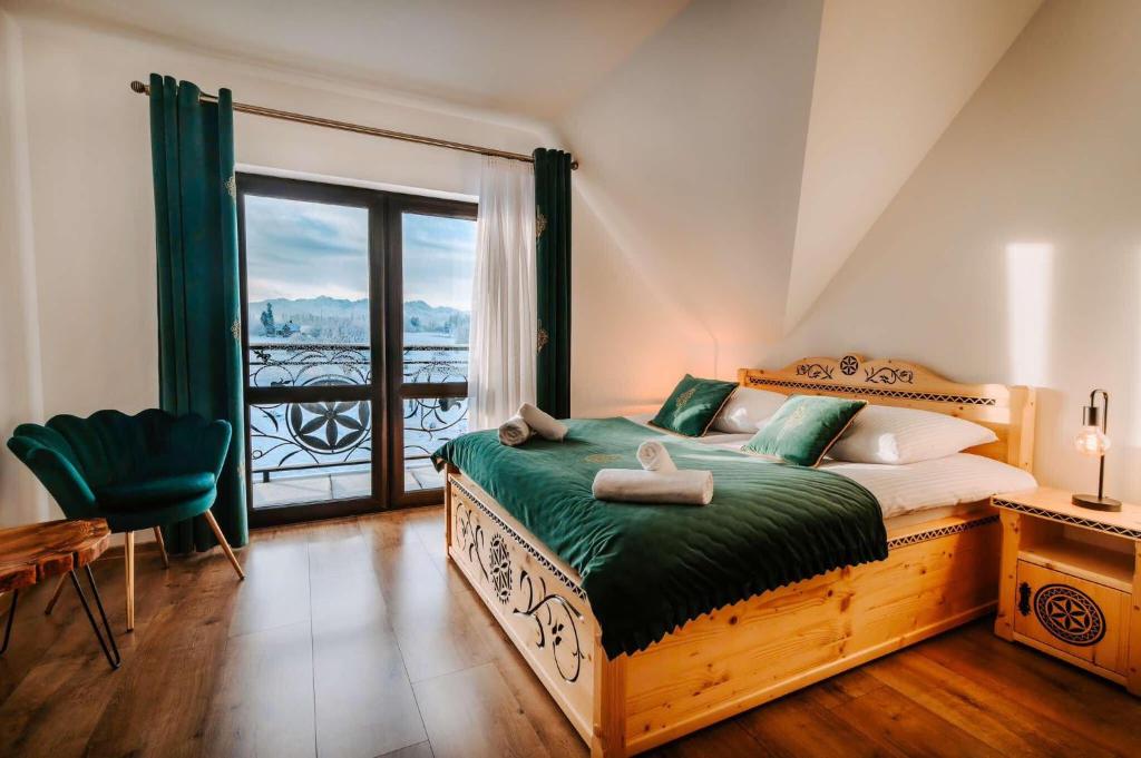 Triple Room with Mountain View at Willa Leśnicanka